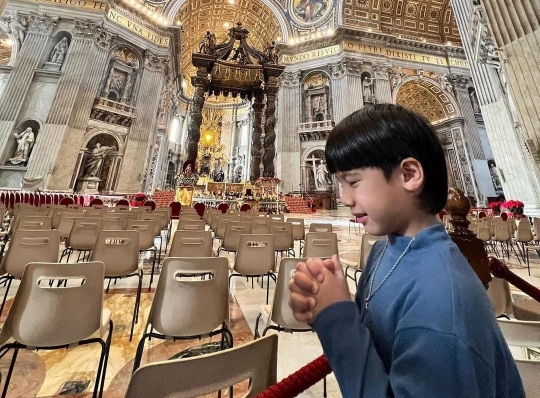 Potret Judika Bersama Keluarga Rayakan Natal di Vatican City