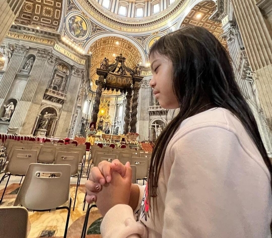 Potret Judika Bersama Keluarga Rayakan Natal di Vatican City