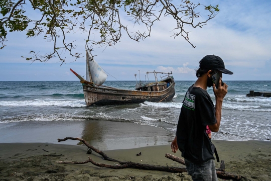 Potret Kapal Kayu Berisi Puluhan Pengungsi Rohingya Terdampar di Aceh