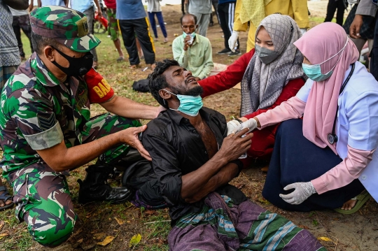 Potret Kapal Kayu Berisi Puluhan Pengungsi Rohingya Terdampar di Aceh