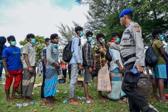Potret Kapal Kayu Berisi Puluhan Pengungsi Rohingya Terdampar di Aceh