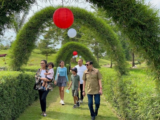 Kebun Luas Nan Indah Milik Menteri Yasonna, Sang Cucu Asyik Beri Makan Ikan di Kolam