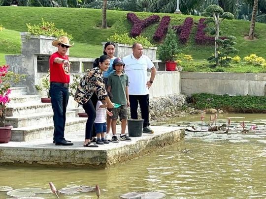 Kebun Luas Nan Indah Milik Menteri Yasonna, Sang Cucu Asyik Beri Makan Ikan di Kolam