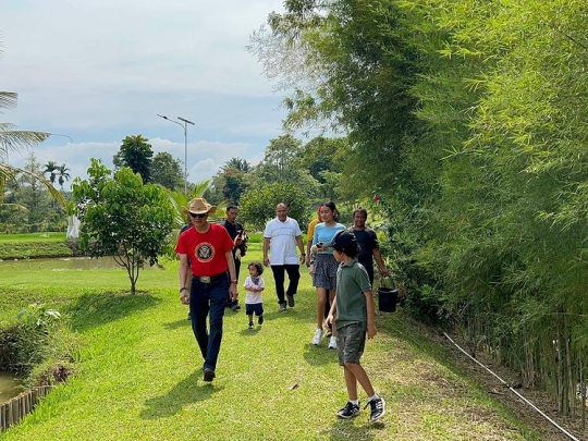 Kebun Luas Nan Indah Milik Menteri Yasonna, Sang Cucu Asyik Beri Makan Ikan di Kolam