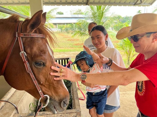 Kebun Luas Nan Indah Milik Menteri Yasonna, Sang Cucu Asyik Beri Makan Ikan di Kolam