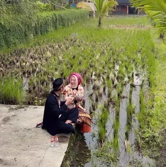 Jadi Pelawak Tajir, Ini Potret Sederhana Denny Cagur dan Istri Makan di Pinggir Sawah
