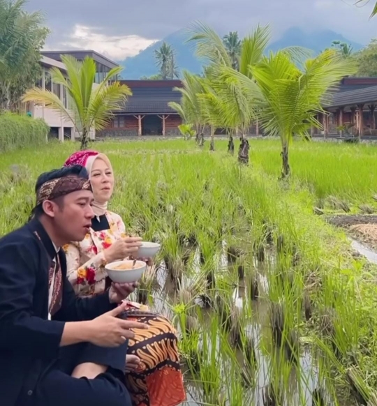 Jadi Pelawak Tajir, Ini Potret Sederhana Denny Cagur dan Istri Makan di Pinggir Sawah
