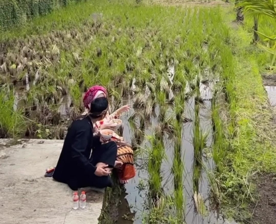 Jadi Pelawak Tajir, Ini Potret Sederhana Denny Cagur dan Istri Makan di Pinggir Sawah