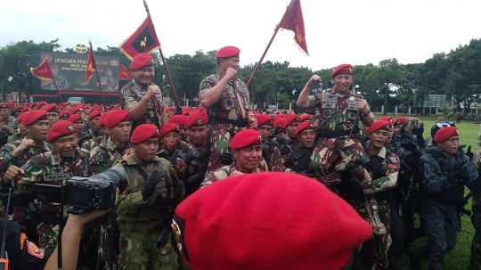 Potret Gagah Jenderal Sigit Digendong Prajurit Baret Merah