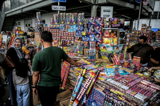 Pedagang Kembang Api Musiman Penuhi Pasar Asemka