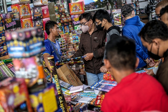 Pedagang Kembang Api Musiman Penuhi Pasar Asemka