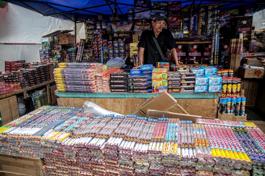 Pedagang Kembang Api Musiman Penuhi Pasar Asemka