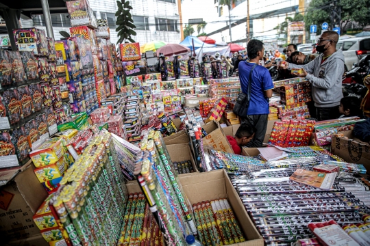 Pedagang Kembang Api Musiman Penuhi Pasar Asemka