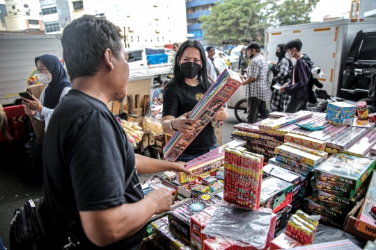 Pedagang Kembang Api Musiman Penuhi Pasar Asemka