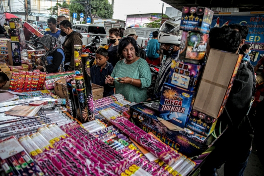 Pedagang Kembang Api Musiman Penuhi Pasar Asemka