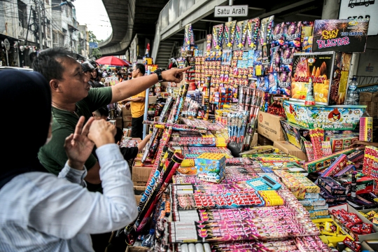 Pedagang Kembang Api Musiman Penuhi Pasar Asemka