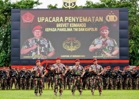 Kapolri dan Panglima TNI Dapat Brevet Kehormatan Kopassus, Dipasangi Pisau Komando