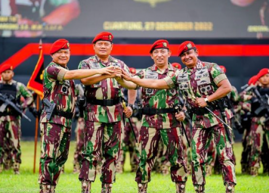 Kapolri dan Panglima TNI Dapat Brevet Kehormatan Kopassus, Dipasangi Pisau Komando
