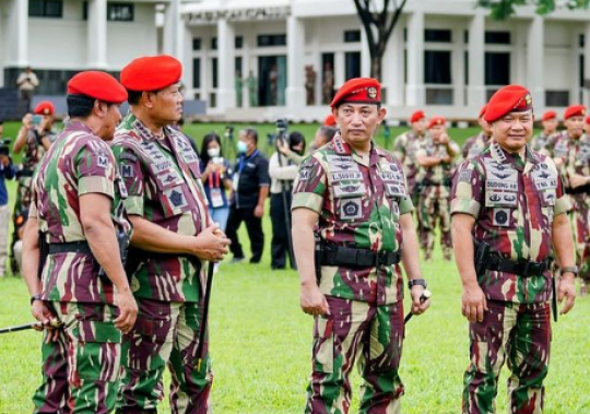 Kapolri dan Panglima TNI Dapat Brevet Kehormatan Kopassus, Dipasangi Pisau Komando