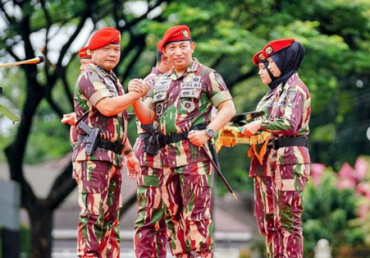 Kapolri dan Panglima TNI Dapat Brevet Kehormatan Kopassus, Dipasangi Pisau Komando