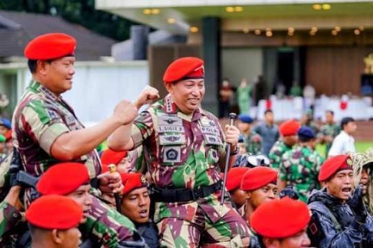 Kapolri dan Panglima TNI Dapat Brevet Kehormatan Kopassus, Dipasangi Pisau Komando