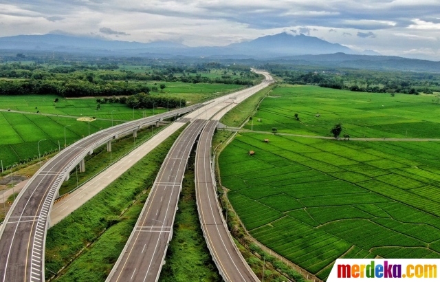 Foto udara memperlihatkan progres pembangunan Tol Cileunyi-Sumedang-Dawuan (Cisumdawu) seksi enam di Kabupaten Majalengka, Jawa Barat, Rabu (28/12/2022). Kementerian Koordinator Bidang Perekonomian melalui KPPIP meninjau progres dan optimalisasi untuk akses jalan tol menuju Bandara Kertajati dan solusi antisipasi kemacetan jalan nasional Bandung ke Majalengka serta target fungsional secara keseluruhan di kwartal satu 2023 dalam mendukung arus mudik Lebaran. 