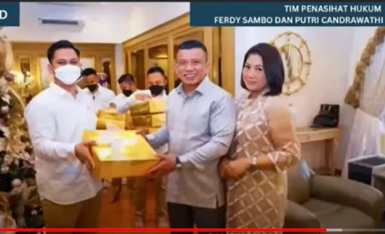 Momen Akrab Sambo-Putri dengan Ajudan, Ada Foto Eliezer Disuapi & Yosua Dikasih Kado