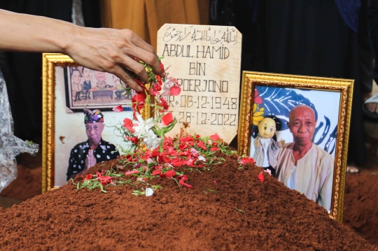 Tangis Keluarga Iringi Pemakaman Pak Ogah 'Si Unyil'