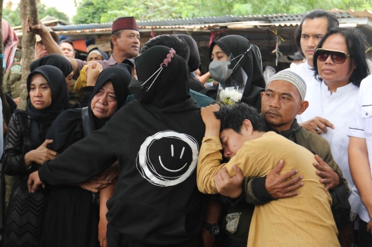 Tangis Keluarga Iringi Pemakaman Pak Ogah 'Si Unyil'
