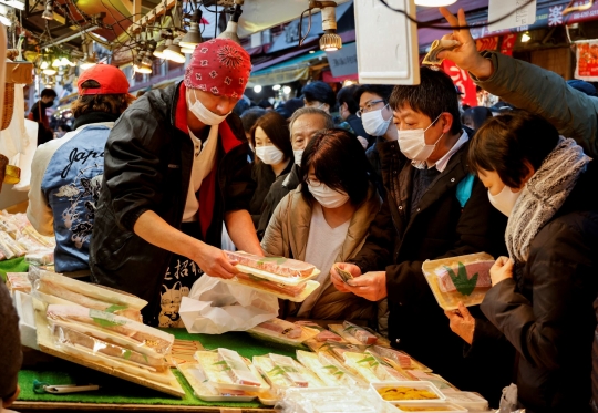 Kesibukan Pasar Ameyoko di Jepang Diserbu Pembeli Menjelang Tahun Baru