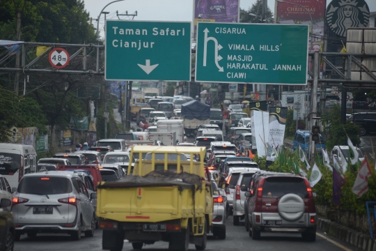 Libur Tahun Baru, Lalu lintas Jalan Raya Puncak Ditutup Total