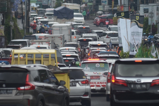 Libur Tahun Baru, Lalu lintas Jalan Raya Puncak Ditutup Total