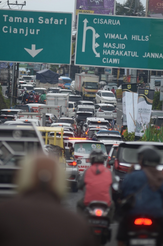 Libur Tahun Baru, Lalu lintas Jalan Raya Puncak Ditutup Total