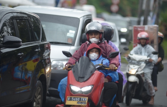 Libur Tahun Baru, Lalu lintas Jalan Raya Puncak Ditutup Total