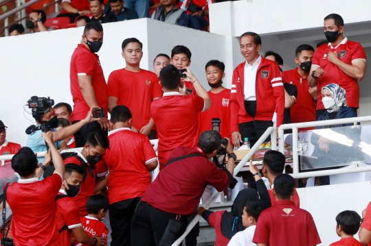 Senyum Jokowi Layani Permintaan Foto Bersama Suporter saat Indonesia vs Thailand