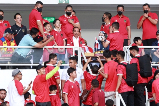 Senyum Jokowi Layani Permintaan Foto Bersama Suporter saat Indonesia vs Thailand