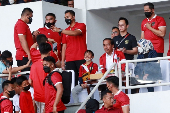 Senyum Jokowi Layani Permintaan Foto Bersama Suporter saat Indonesia vs Thailand