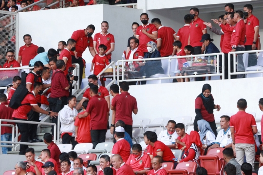 Senyum Jokowi Layani Permintaan Foto Bersama Suporter saat Indonesia vs Thailand