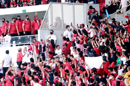 Senyum Jokowi Layani Permintaan Foto Bersama Suporter saat Indonesia vs Thailand