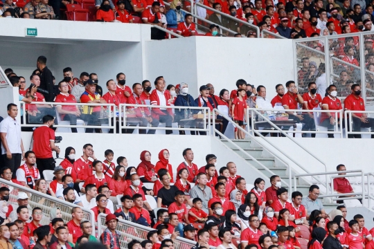 Senyum Jokowi Layani Permintaan Foto Bersama Suporter saat Indonesia vs Thailand