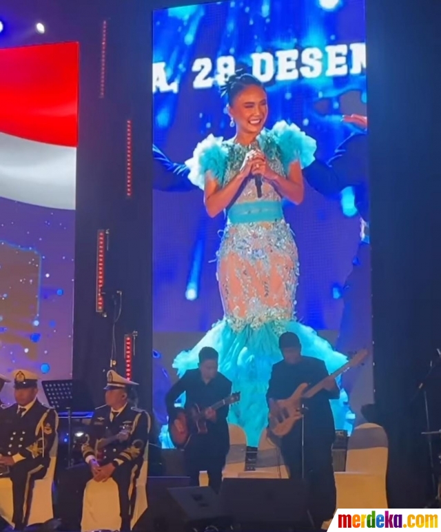 Yuni Shara menjadi bintang tamu di acara yang digelar oleh TNI Angkatan Laut. Ia tampil cantik mengenakan dress berwarna biru muda. 