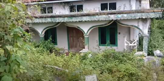 Keluarga Ini Tinggal Sendiri di Tengah Desa Mati, Rawan Bencana Tak Mau Relokasi