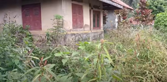 Keluarga Ini Tinggal Sendiri di Tengah Desa Mati, Rawan Bencana Tak Mau Relokasi