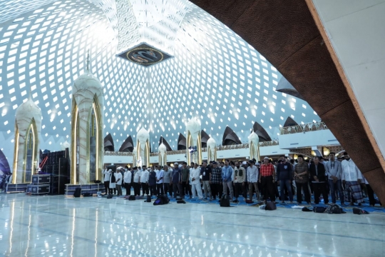 Indah dan Megahnya Masjid Al Jabbar, Dibangun dengan Biaya Rp1 Triliun