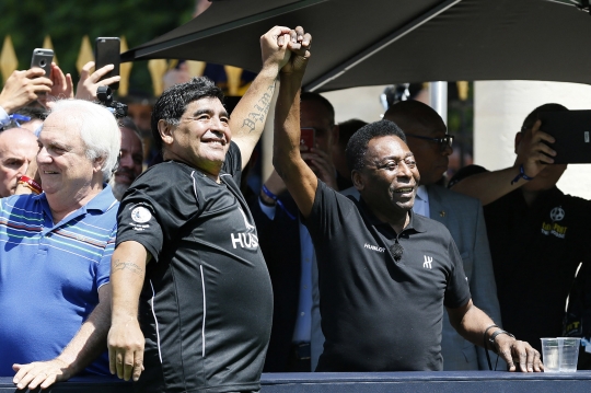 Berdoa Bisa Main Sepakbola Bareng di Surga, Ini Potret Kedekatan Pele dan Maradona