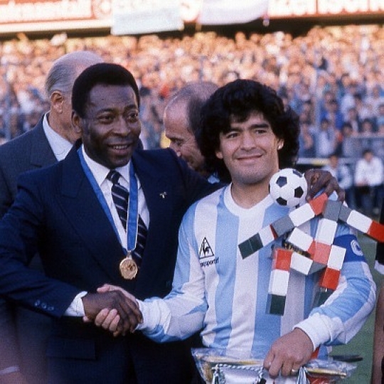 Berdoa Bisa Main Sepakbola Bareng di Surga, Ini Potret Kedekatan Pele dan Maradona