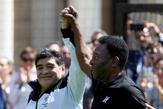 Berdoa Bisa Main Sepakbola Bareng di Surga, Ini Potret Kedekatan Pele dan Maradona