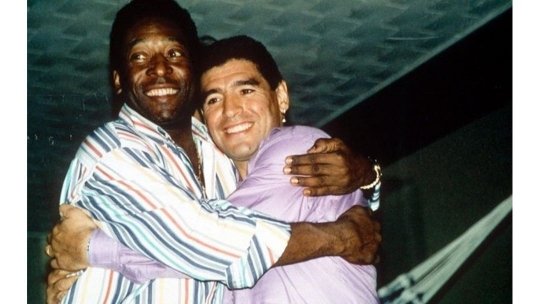 Berdoa Bisa Main Sepakbola Bareng di Surga, Ini Potret Kedekatan Pele dan Maradona