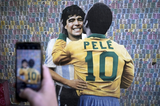 Berdoa Bisa Main Sepakbola Bareng di Surga, Ini Potret Kedekatan Pele dan Maradona