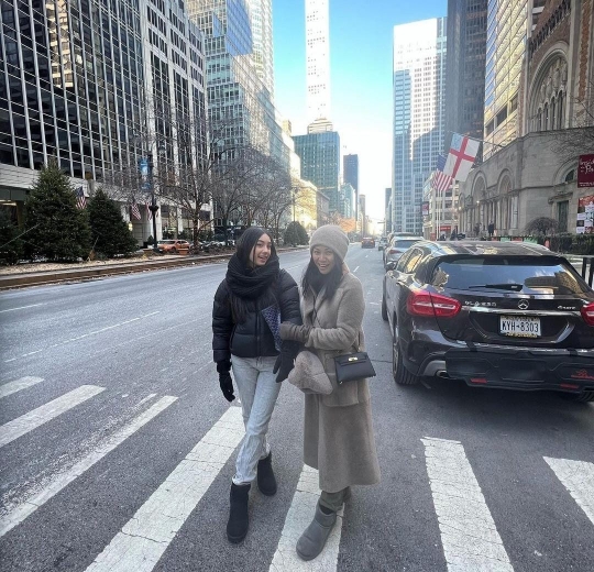 Potret Anggun C Sasmi Bareng Keluarga di New York, Putri Cantiknya Jadi Sorotan